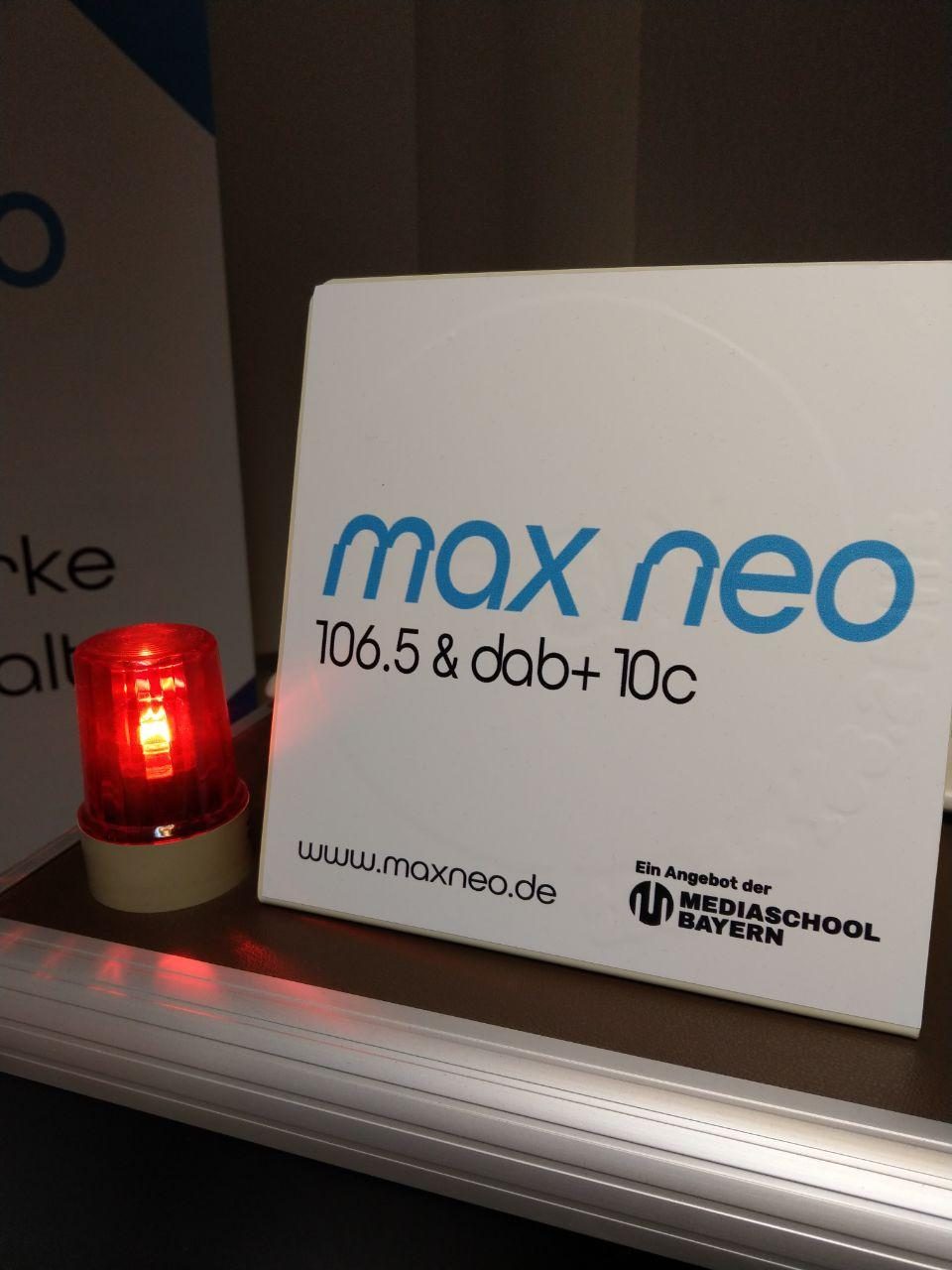 On-Air-Lampe im Studio und max neo-Schild