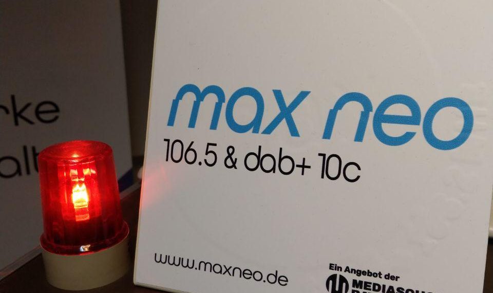 On-Air-Lampe im Studio und max neo-Schild