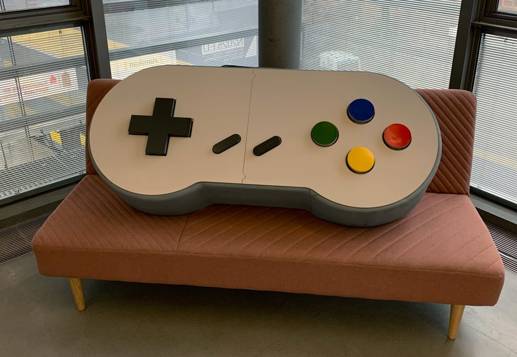 Ein großer SNES-Controller ist Bestandteil der Ausstellung "Unique Items".