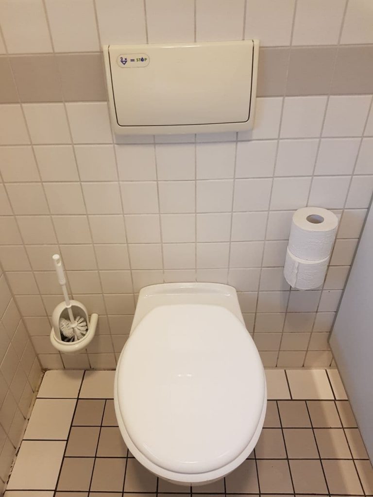 So sieht die Herrentoilette bei max neo aus.