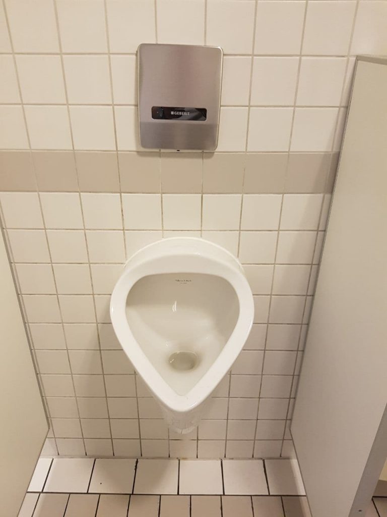 Das ist das Pissoir in der Herrentoilette bei max neo.