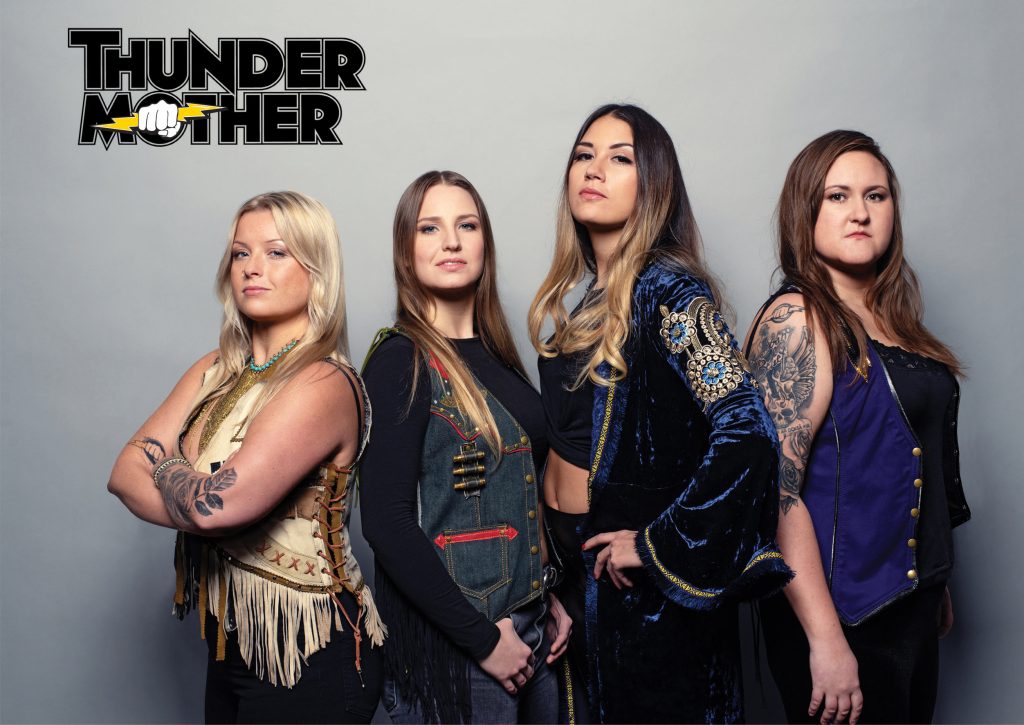 Das ist die schwedische Rockband Thundermother.