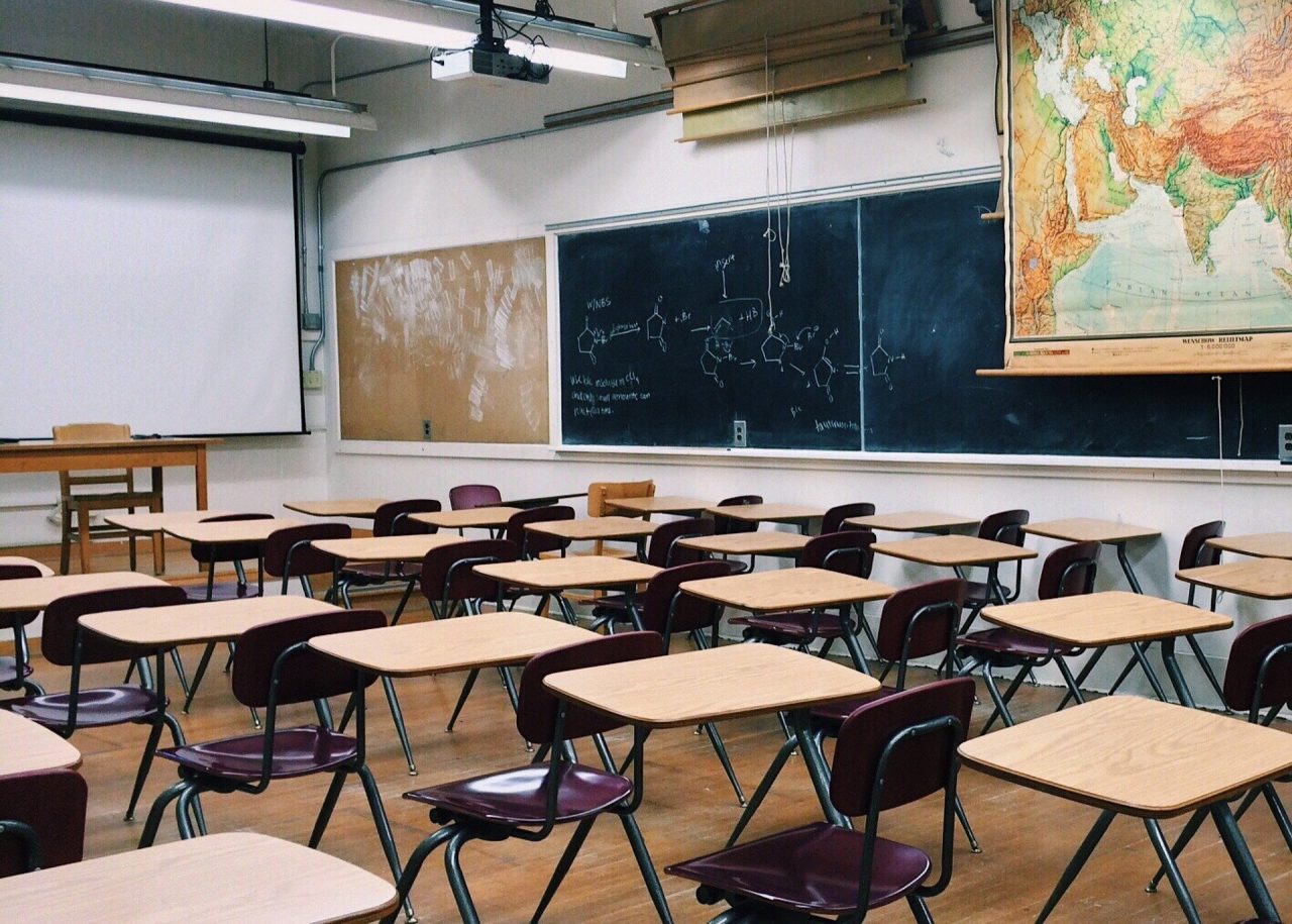Ein leeres Klassenzimmer in einer Schule
