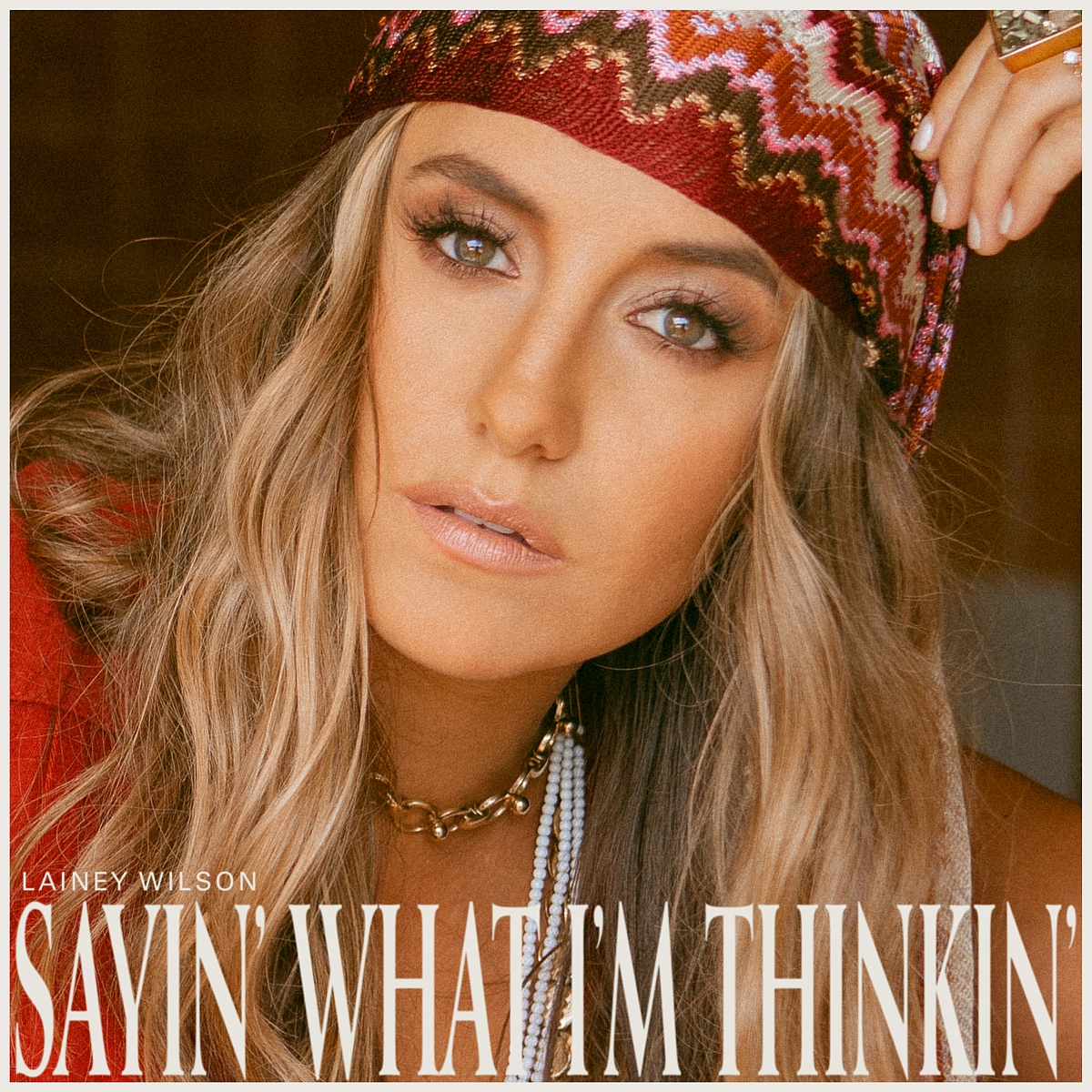 Auf dem Albumcover "Sayin' What I'm Thinkin'" von Lainey Wilson ist die Sängerin im Porträt zu sehen.