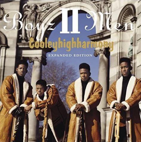 Auf dem Albumcover "Cooleyhighharmony" von Boyz II Men sind die vier Männer der Boyband zu sehen, die vor einem antiken Bogen stehen.