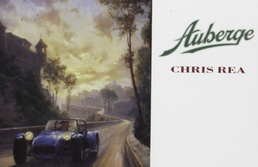 Das Albumcover "Auberge" von Chris Rea ist ein Gemälde von einem blauen Oldtimer, der eine Straße langfährt. Im Hintergrund sieht man ein schlossähnliches Gebäude auf einem Hügel mit Bäumen. Der Himmel ist blau und gelb.