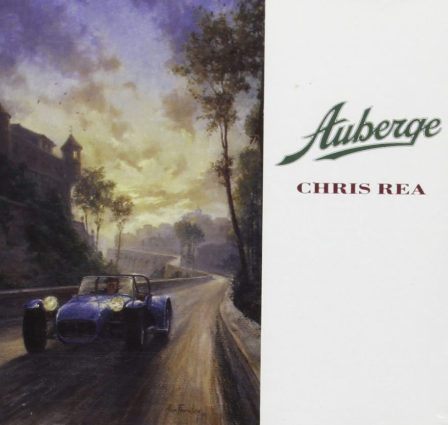 Das Albumcover "Auberge" von Chris Rea ist ein Gemälde von einem blauen Oldtimer, der eine Straße langfährt. Im Hintergrund sieht man ein schlossähnliches Gebäude auf einem Hügel mit Bäumen. Der Himmel ist blau und gelb.