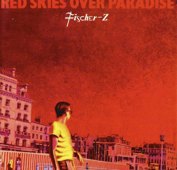 Das Albumcover "Red Skies Over Paradise" von Fisher-Z ist rot. Man sieht im Hintergrund viele Häuser und ein paar Passant*innen. Im Vordergrund ist ein Mann zu sehen, der komplett gelb ist.