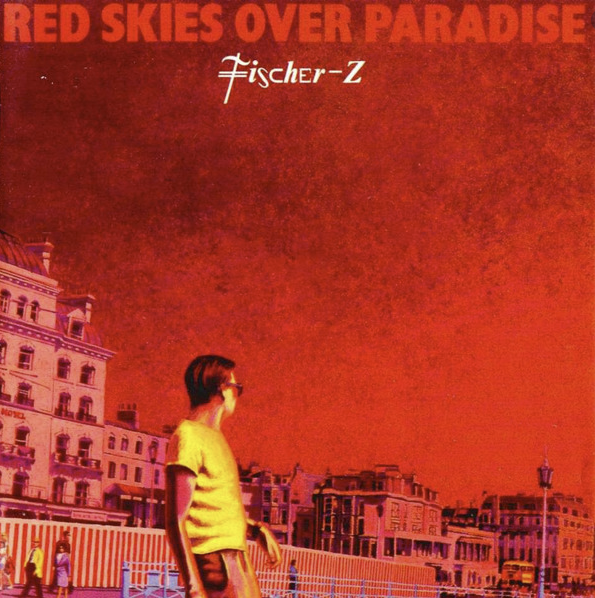 Das Albumcover "Red Skies Over Paradise" von Fisher-Z ist rot. Man sieht im Hintergrund viele Häuser und ein paar Passant*innen. Im Vordergrund ist ein Mann zu sehen, der komplett gelb ist.