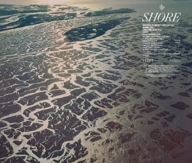 Das Albumcover "Shore" von den Fleet Foxes zeigt ein Foto, das von oben aufgenommen worden ist. Man sieht ein Land, das von vielen Flüssen durchzogen ist.