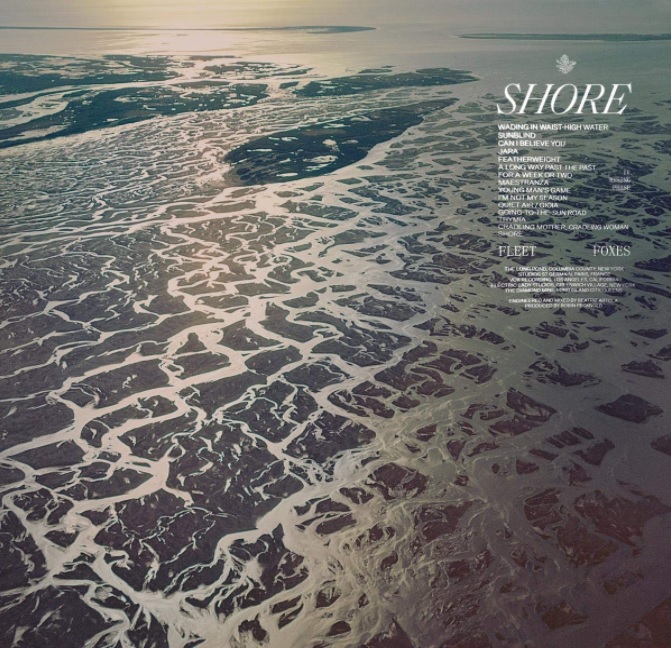 Das Albumcover "Shore" von den Fleet Foxes zeigt ein Foto, das von oben aufgenommen worden ist. Man sieht ein Land, das von vielen Flüssen durchzogen ist.