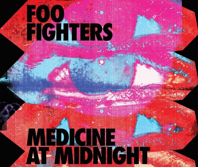 Auf dem Albumcover "Medicine At Midnight" von Foo Fighters sind verschiedene Rot-, Pink- und Blautöne zu sehen.