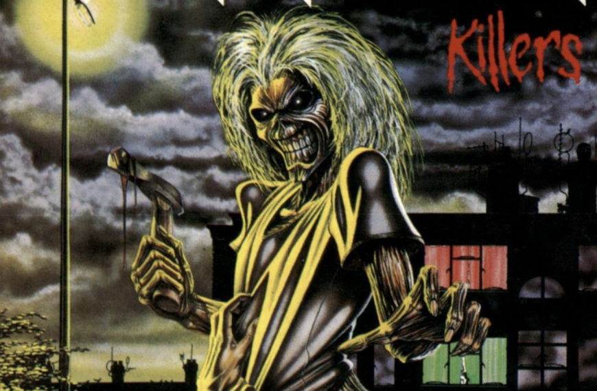 Das Albumcover "Killers" von Iron Maiden ist eine Zeichnung eines Menschen mit gruseliger Fratze, langen gelben Haaren und einer Axt in der Hand. Von unten ziehen Hände an dem Oberteil. Im Hintergrund sieht man die Silhouetten von Häusern, deren Fenster beleuchtet sind. Der Himmel ist dunkel.