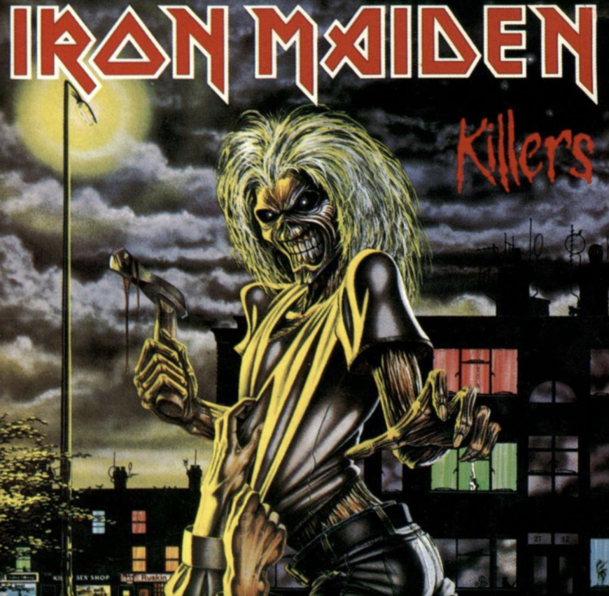 Das Albumcover "Killers" von Iron Maiden ist eine Zeichnung eines Menschen mit gruseliger Fratze, langen gelben Haaren und einer Axt in der Hand. Von unten ziehen Hände an dem Oberteil. Im Hintergrund sieht man die Silhouetten von Häusern, deren Fenster beleuchtet sind. Der Himmel ist dunkel.