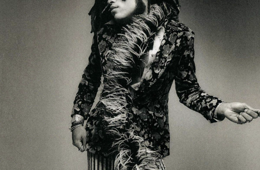 Auf dem Albumcover "Mama Said" von Lenny Kravitz ist der Sänger selbst als Schwarz-Weiß-Aufnahme zu sehen.