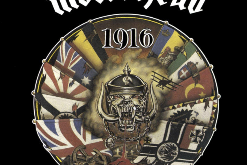 Auf dem Albumcover "1916" von Motörhead ist ein Kreis auf einem schwarzen Hintergrund zu sehen. Im Kreis befinden sich verschiedene Flaggen. Oben steht die Zahl 1916. In der Mitte des Kreises ist ein Kopf zu sehen, der Blut auf der unteren Teil des Kreises spuckt. Unten sieht man Stacheldraht und zerbrochenes Holz.