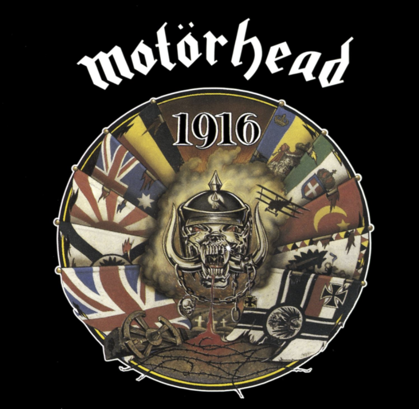 Auf dem Albumcover "1916" von Motörhead ist ein Kreis auf einem schwarzen Hintergrund zu sehen. Im Kreis befinden sich verschiedene Flaggen. Oben steht die Zahl 1916. In der Mitte des Kreises ist ein Kopf zu sehen, der Blut auf der unteren Teil des Kreises spuckt. Unten sieht man Stacheldraht und zerbrochenes Holz.