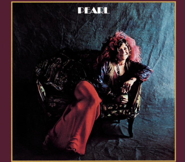 Auf dem Albumcover "Pearl" von Janis Joplin ist die Musikerin selbst in schicker Kleidung auf einem Sessel sitzend zu sehen.