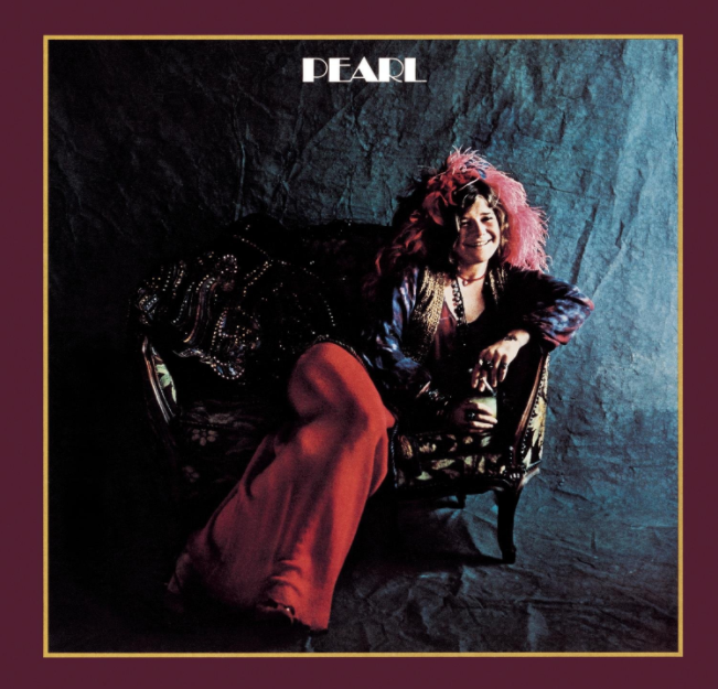 Auf dem Albumcover "Pearl" von Janis Joplin ist die Musikerin selbst in schicker Kleidung auf einem Sessel sitzend zu sehen.