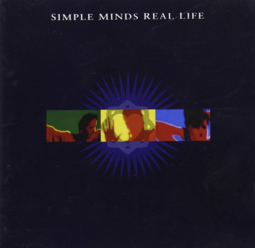 Das Albumcover "Real Life" von Simple Minds ist dunkelblau. In der Mitte befindet sich ein schmales Rechteck mit Schemen von Personen in grün, gelb und rot.