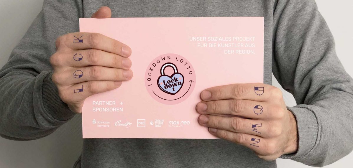Auf dem Foto ist ein Mensch zu sehen, der ein Zettel in der Hand hält, auf dem das Logo vom Lockdown Lotto sowie von den verschiedenen Partner und Sponsoren abgebildet sind.