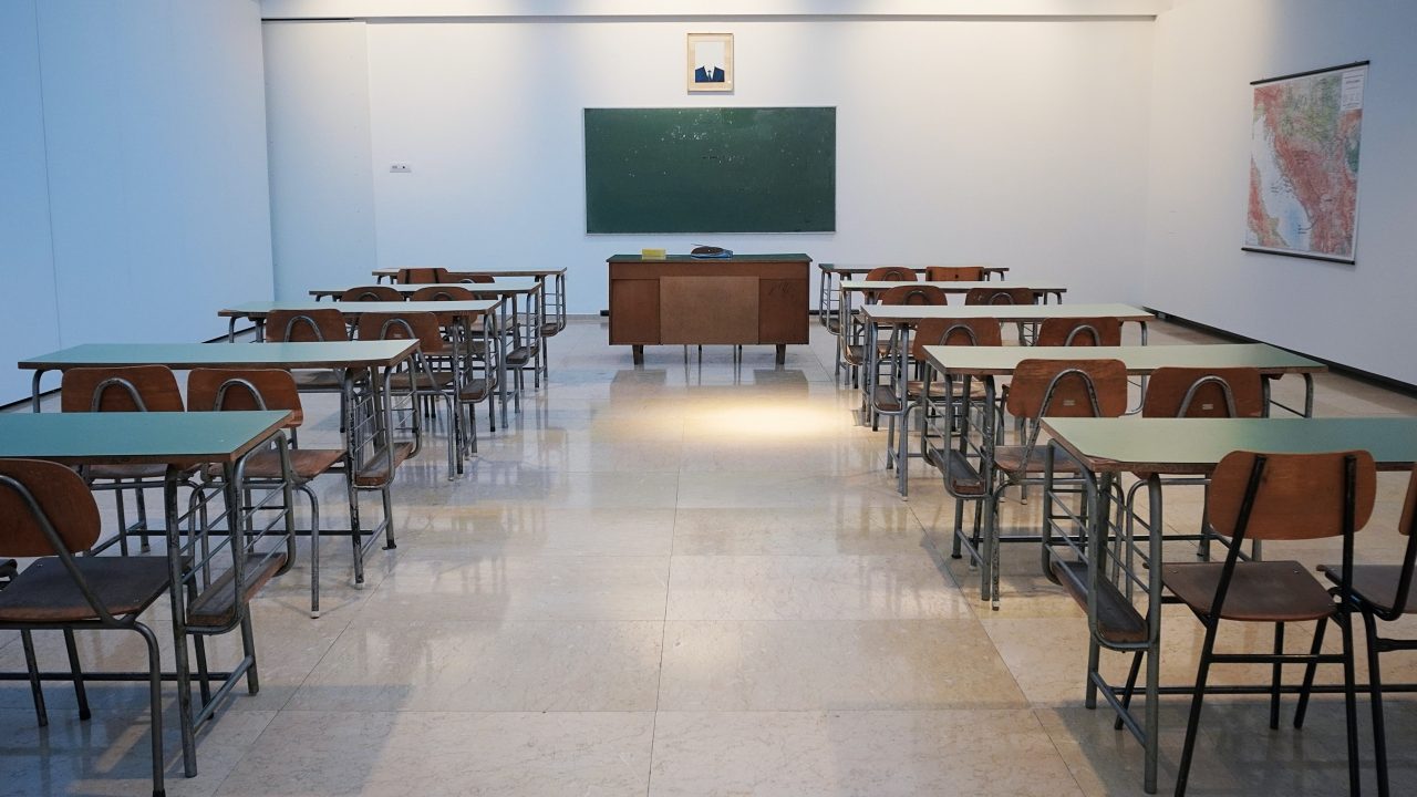 Das Foto zeigt ein leeres Klassenzimmer, das als Symbolbild für die aktuelle Situation an den Berufsschule gilt.