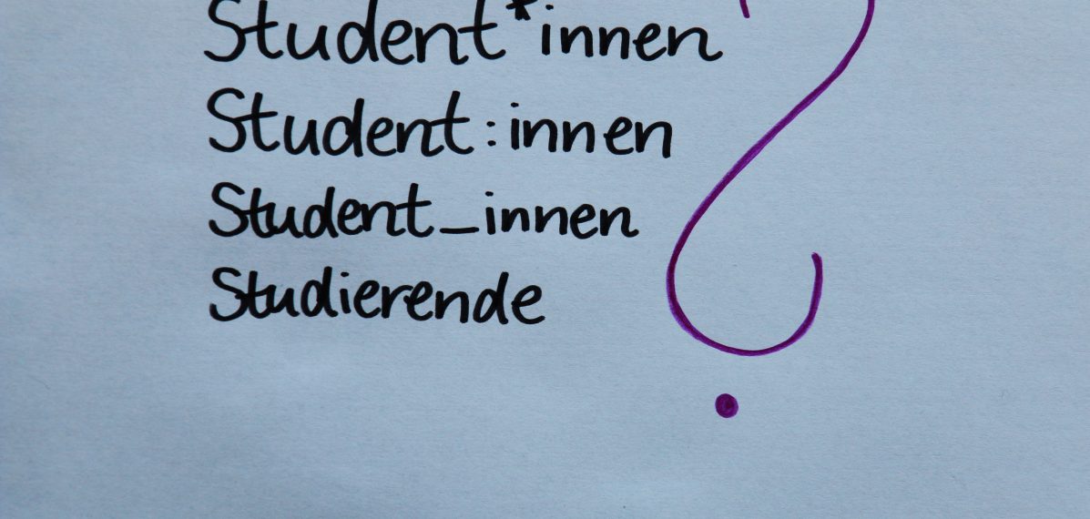Auf dem Foto steht untereinander "Student*innen", "Student:innen", "Student_innen" und "Studierende".
