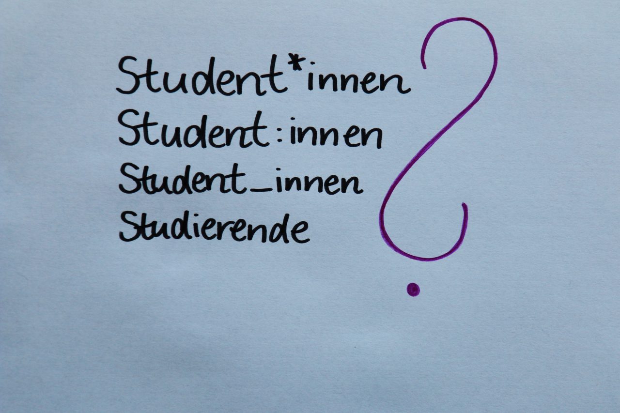 Auf dem Foto steht untereinander "Student*innen", "Student:innen", "Student_innen" und "Studierende".