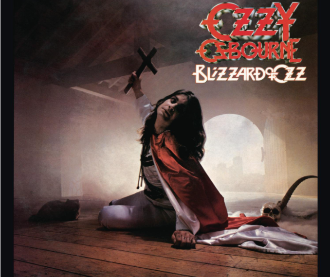 Auf dem Albumcover "Blizzard Of Ozz" von Ozzy Osbourne ist der Musiker zu sehen. Er sitzt auf einem Holzboden, um ihn herum wabert Nebel und man sieht eine Holzdecke. Osbourne hält drohend ein Kreuz in der Hand.