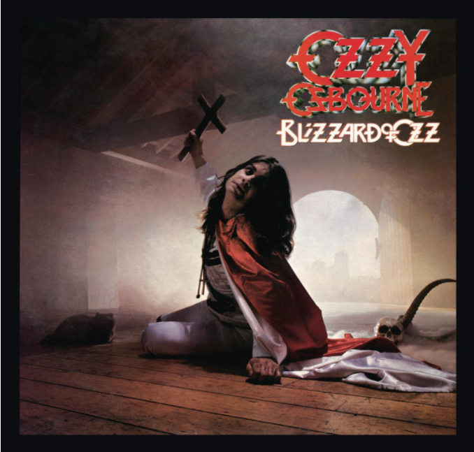 Auf dem Albumcover "Blizzard Of Ozz" von Ozzy Osbourne ist der Musiker zu sehen. Er sitzt auf einem Holzboden, um ihn herum wabert Nebel und man sieht eine Holzdecke. Osbourne hält drohend ein Kreuz in der Hand.