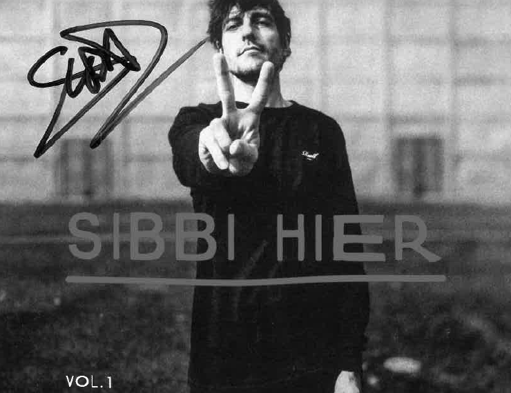 Das Albumcover "Vol. 1" von SIBBI HIER ist schwarz-weiß. Man sieht Sibbi im Mittelpunkt, wie er ein Peace-Zeichen in die Kamera macht.