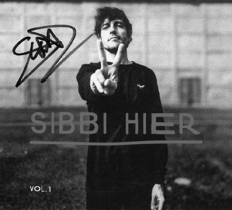 Das Albumcover "Vol. 1" von SIBBI HIER ist schwarz-weiß. Man sieht Sibbi im Mittelpunkt, wie er ein Peace-Zeichen in die Kamera macht.