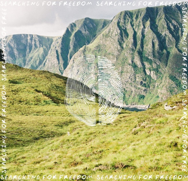 Auf dem Albumcover "Searching For Freedom" von Ziggy Alberts ist ein Bergpanorama zu sehen. Im Vordergrund ist ein grüne Wiese, im Hintergrund sind graue und Berge. In der Mitte des Bildes befindet sich ein weißer Fingerabdruck. An den Rändern steht immer wieder der Albumtitel "Searching For Freedom".