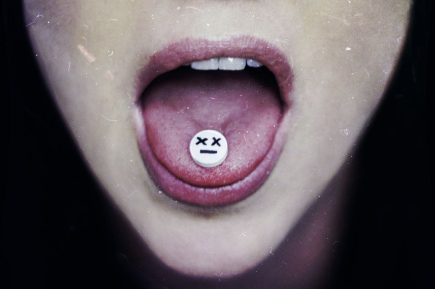 Auf dem Albumcover "The Bitter Truth" von Evanescence sieht man einen aufgerissenen Mund. Auf der Zunge liegt eine Pille mit einem Gesicht drauf.