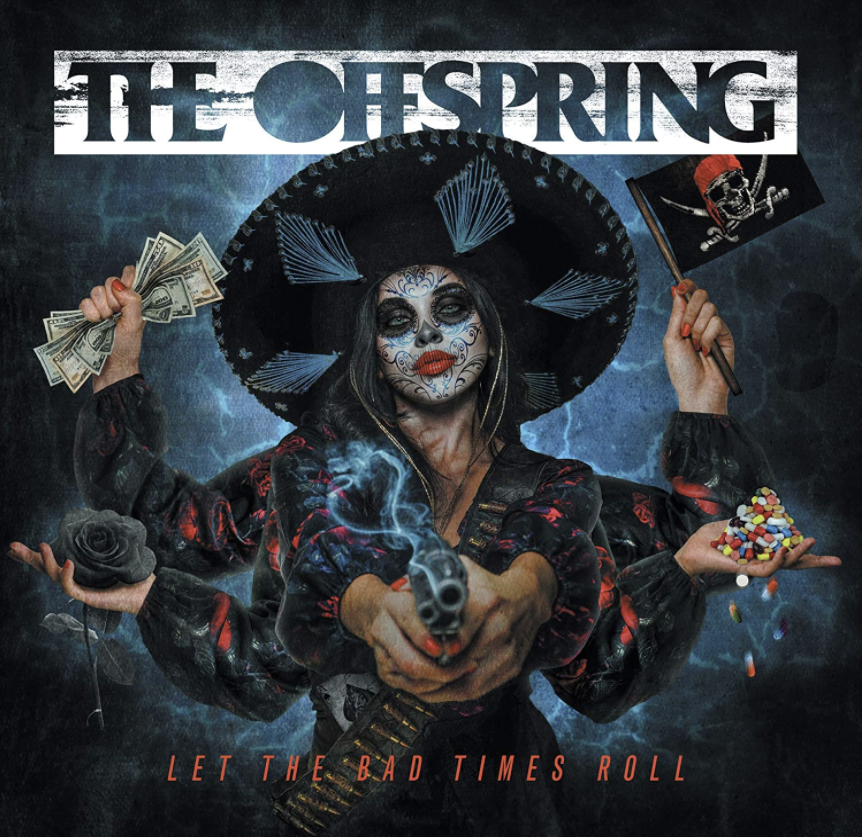 Das Albumcover "Let The Bad Times Roll" von The Offspring zeigt eine Frau mit Hut, Tattoos im Gesicht und sie hat sechs Arme. Sie hat Geldscheine, eine Piratenflagge, Pillen, eine schwarze Rose und eine Pistole in den Händen. Der Hintergrund ist düster.