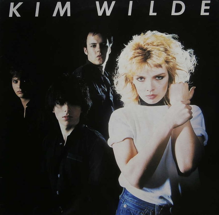 Auf dem Albumcover des gleichnamigen Debütalbums von Kim Wilde ist im Vordergrund Kim Wilde zu sehen, im Hintergrund sind drei weitere Bandmitglieder zu sehen. Der Hintergrund ist schwarz.
