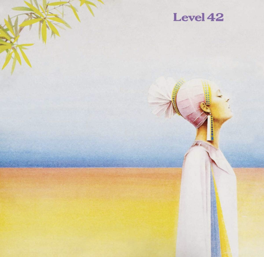 Das Albumcover "Level 42" von Level 42 ist ein gemaltes Bild. Im Vordergrund ist eine Frau mit Kopfschmuck zu sehen. Der Hintergrund ist unten gelb und oben blau.