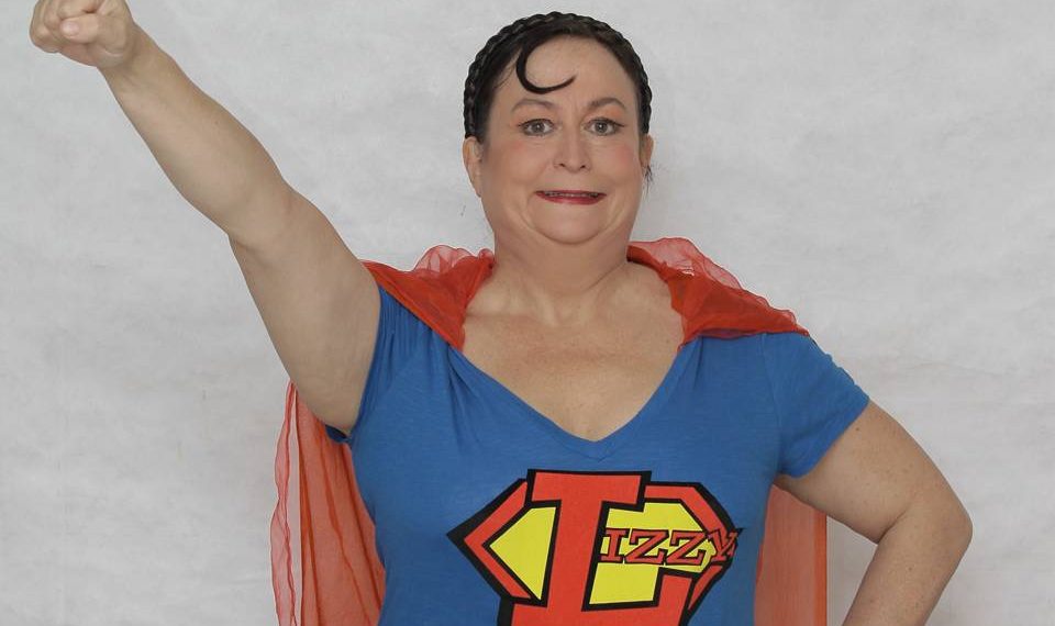 Lizzy Aumeier trägt ein Superwoman-Outfit.