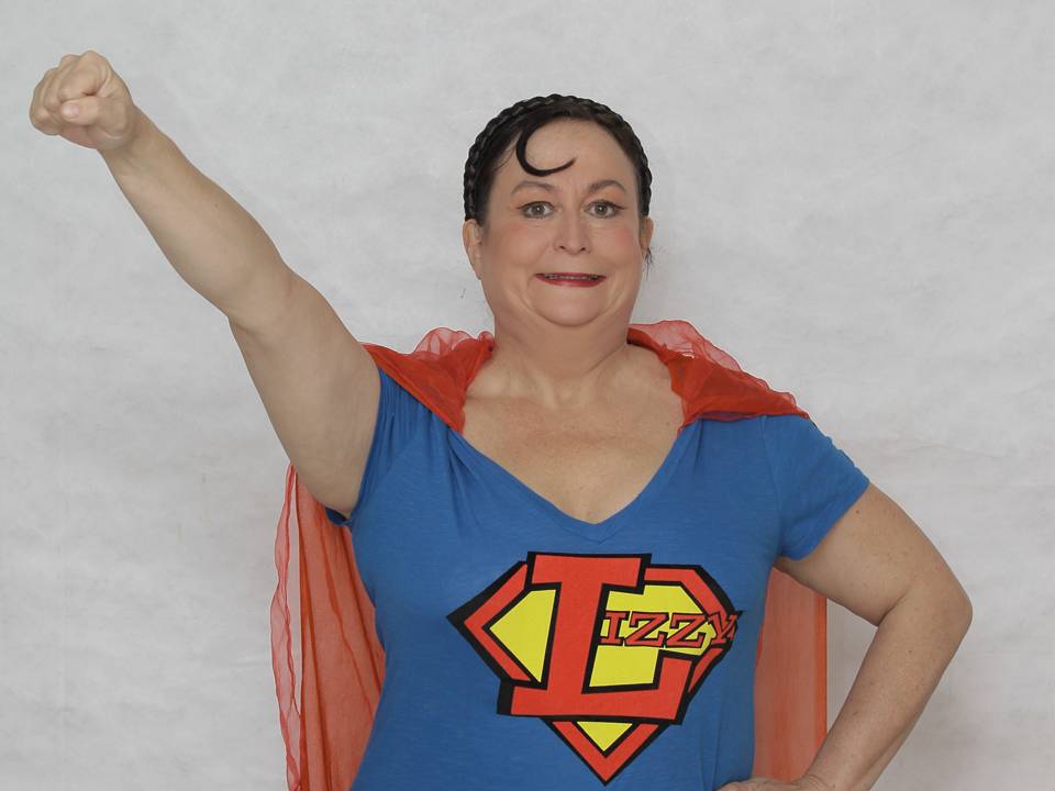 Lizzy Aumeier trägt ein Superwoman-Outfit.