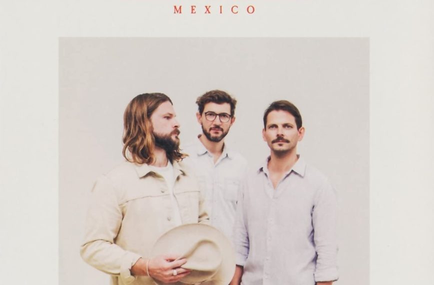 Das Albumcover "Mexico" von den Mighty Oaks ist weiß. In der Mitte sind die drei Bandmitglieder zu sehen. Darüber stehen Bandname und Albumtitel in roter Schrift.