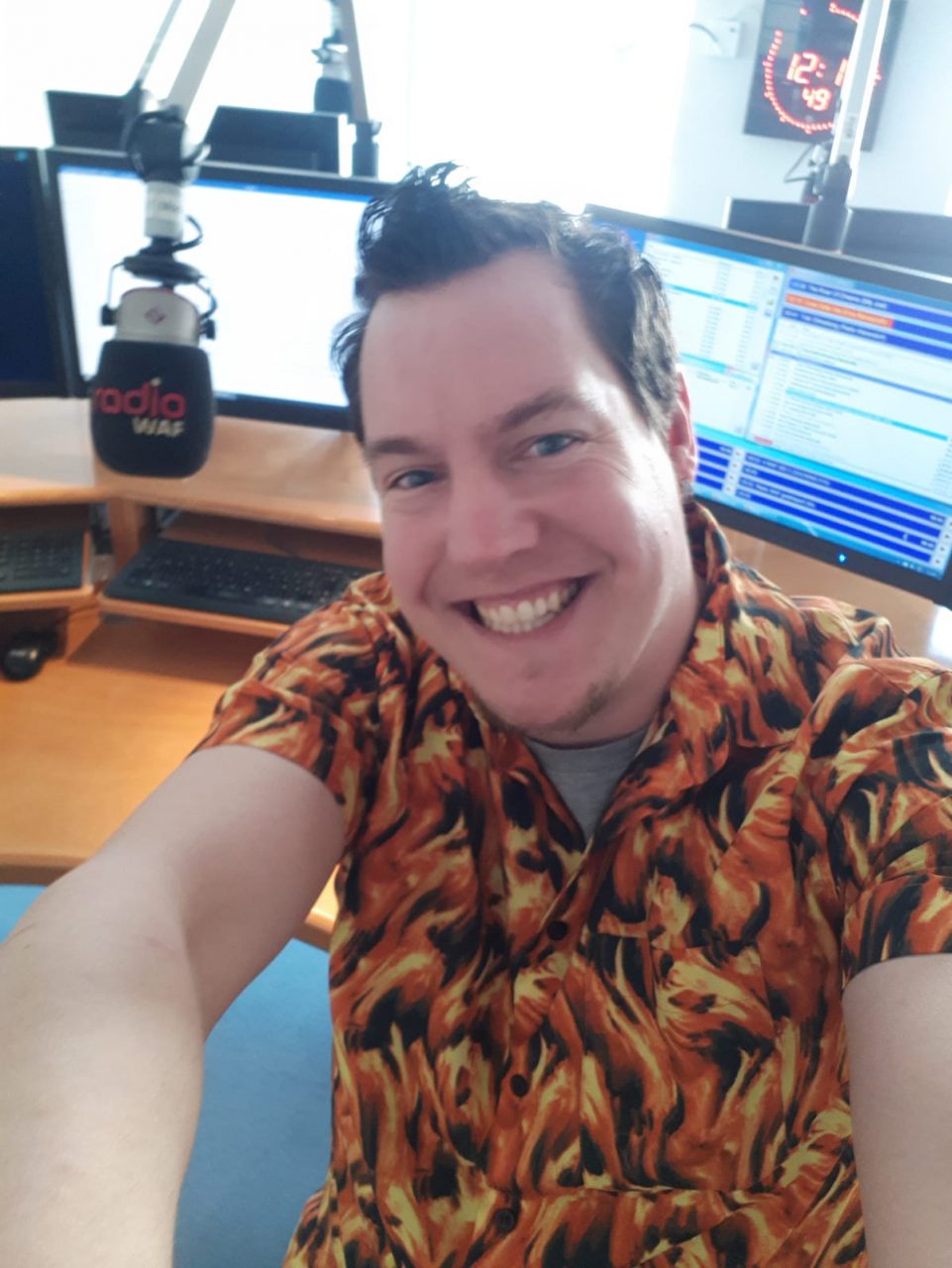 Mike Mathis hat ein Selfie in seinem Radiostudio bei Radio WAF gemacht.