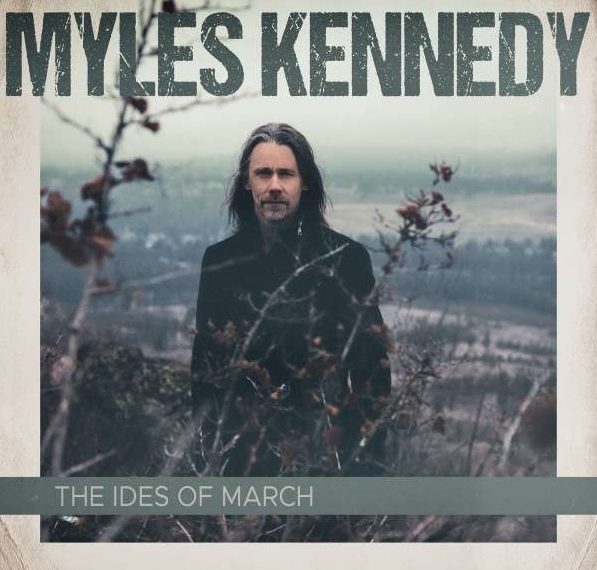 Auf dem Albumcover "The Ides Of March" von Myles Kennedy sieht man den Musiker inmitten von Pflanzen stehen. Im Hintergrund sieht man ein Tal.