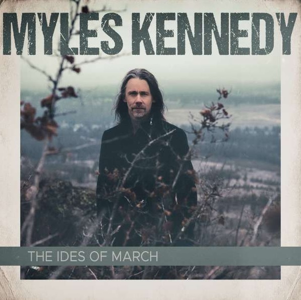Auf dem Albumcover "The Ides Of March" von Myles Kennedy sieht man den Musiker inmitten von Pflanzen stehen. Im Hintergrund sieht man ein Tal.