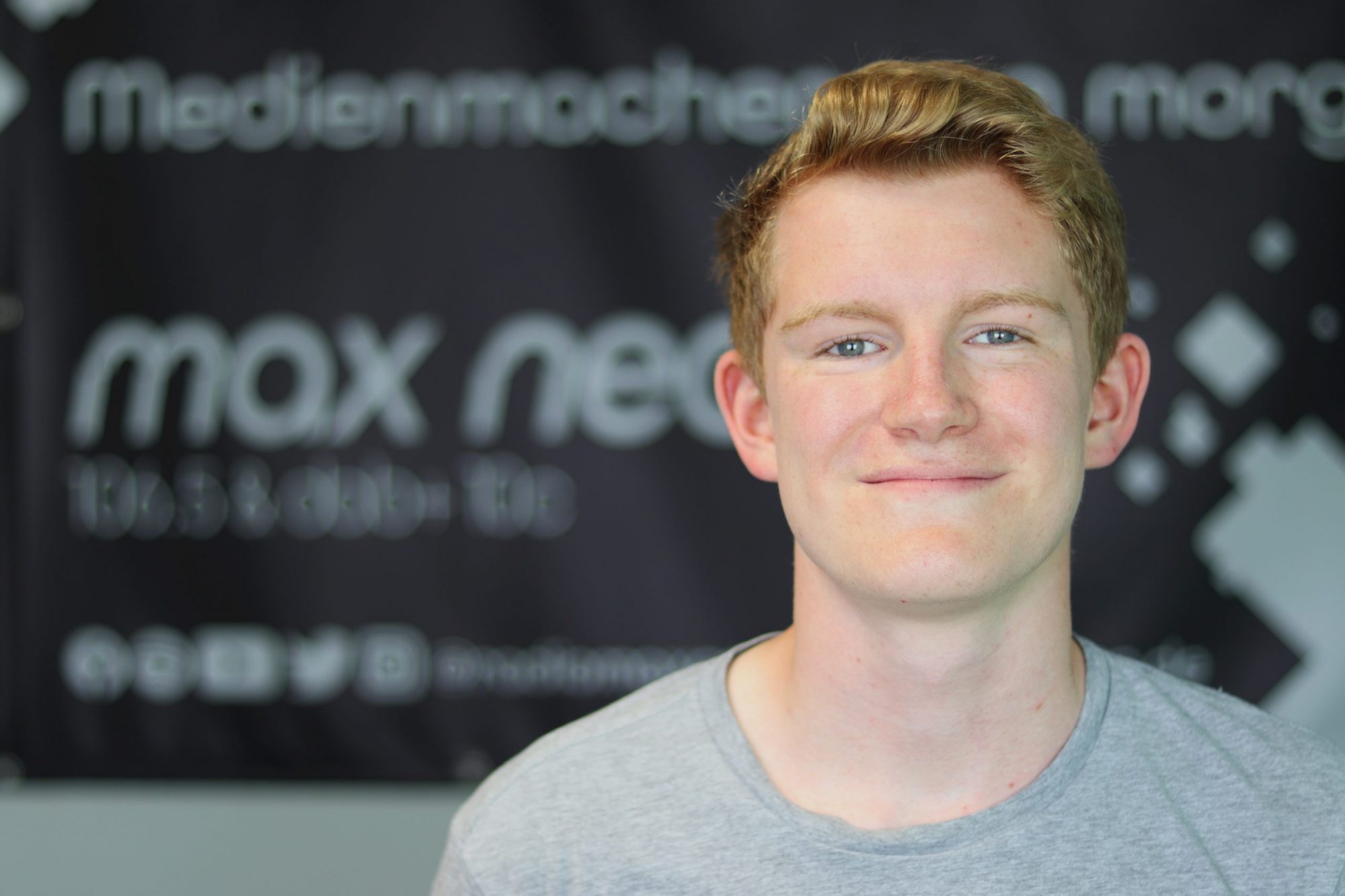 Victor List ist freier Mitarbeiter bei max neo. Auf dem Foto ist er im Profil vor dem max neo Banner zu sehen.