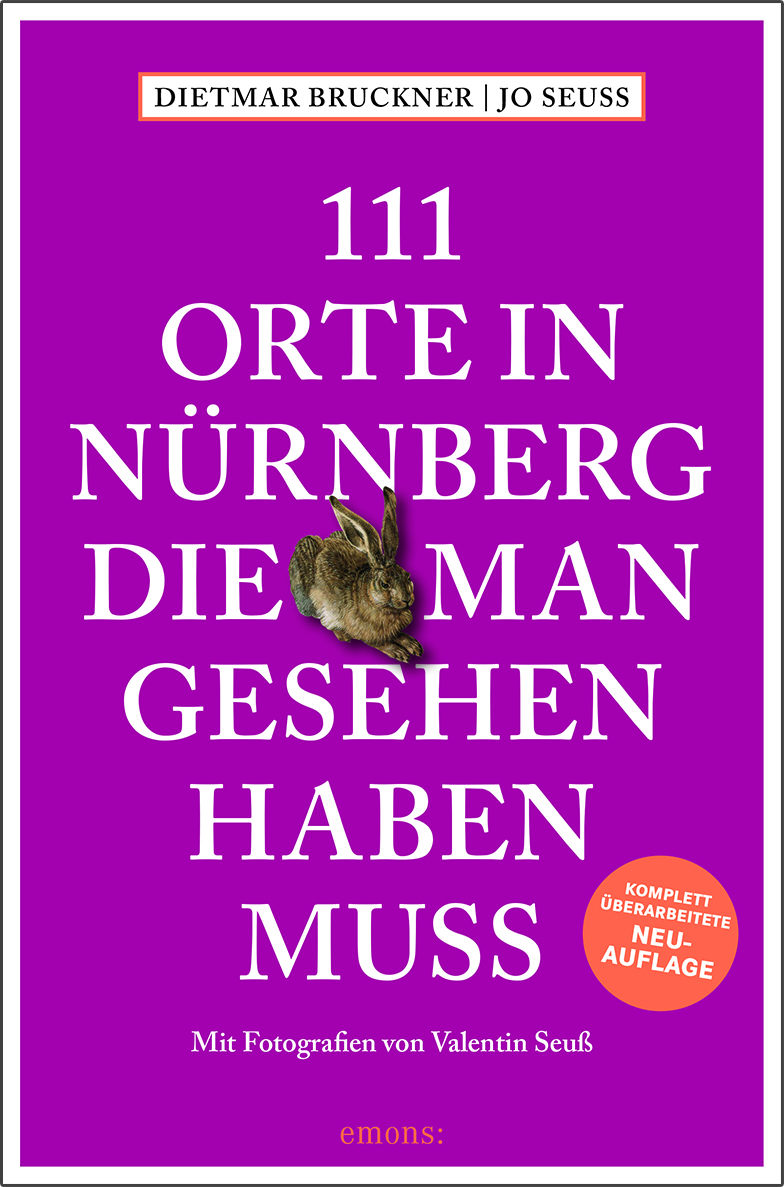 Das Buchcover von "111 Orte in Nürnberg die man gesehen haben muss" ist pink und in der Mitte des Buchs und des Titels ist der Hase von Dürer zu sehen.