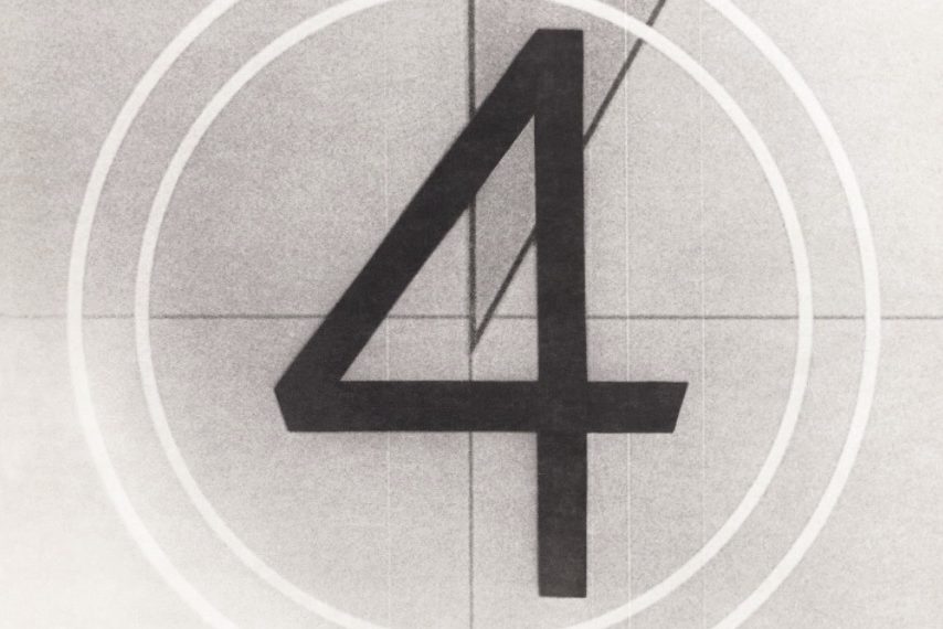 Das Albumcover "4" von Foreigner besteht aus einer großen, schwarzen Vier, die wie ein Countdown aus einem Filmvorspann gestaltet ist.