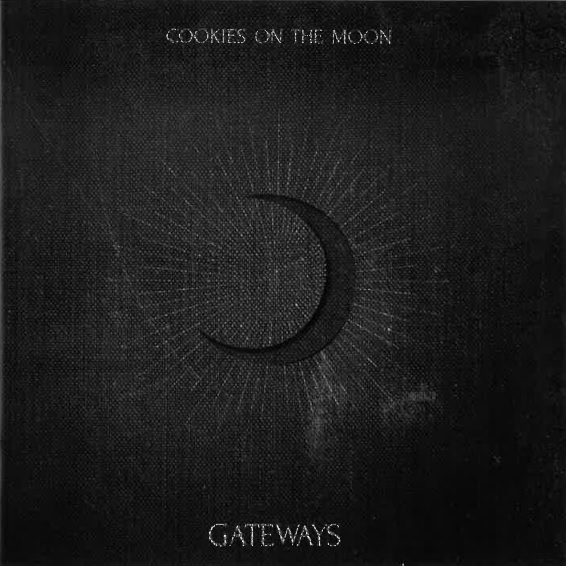 Das Albumcover "Cookies On The Moon" von Gateways ist schwarz und in der Mitte ist ein mond umrahmt von Strahlen zu sehen.