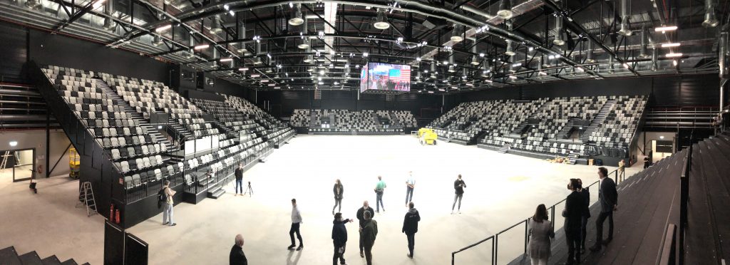 Das Panoramafoto zeigt die KIA Metropol Arena von innen.