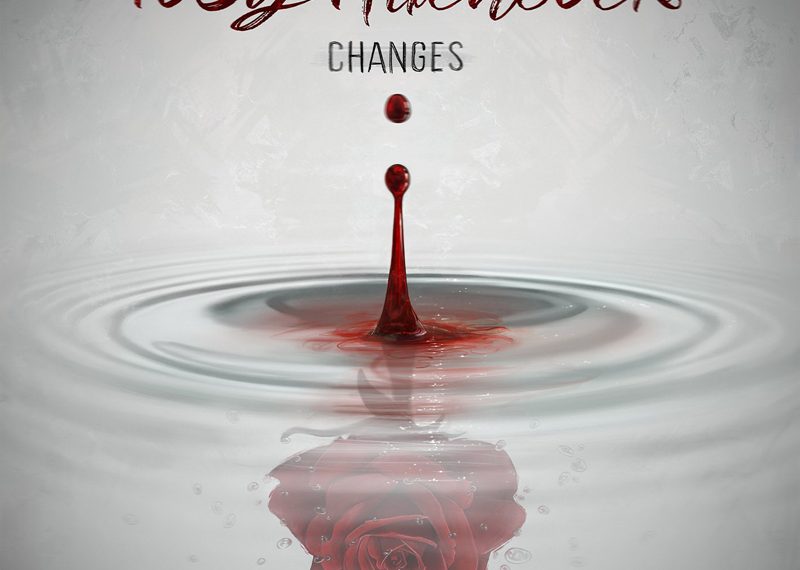 Das Albumcover "Changes" von Toby Hitchcock ist weiß. Man sieht unter einer Wasseroberfläche eine Rose und Tropfen. Darüber sieht man einen roten Tropfen.