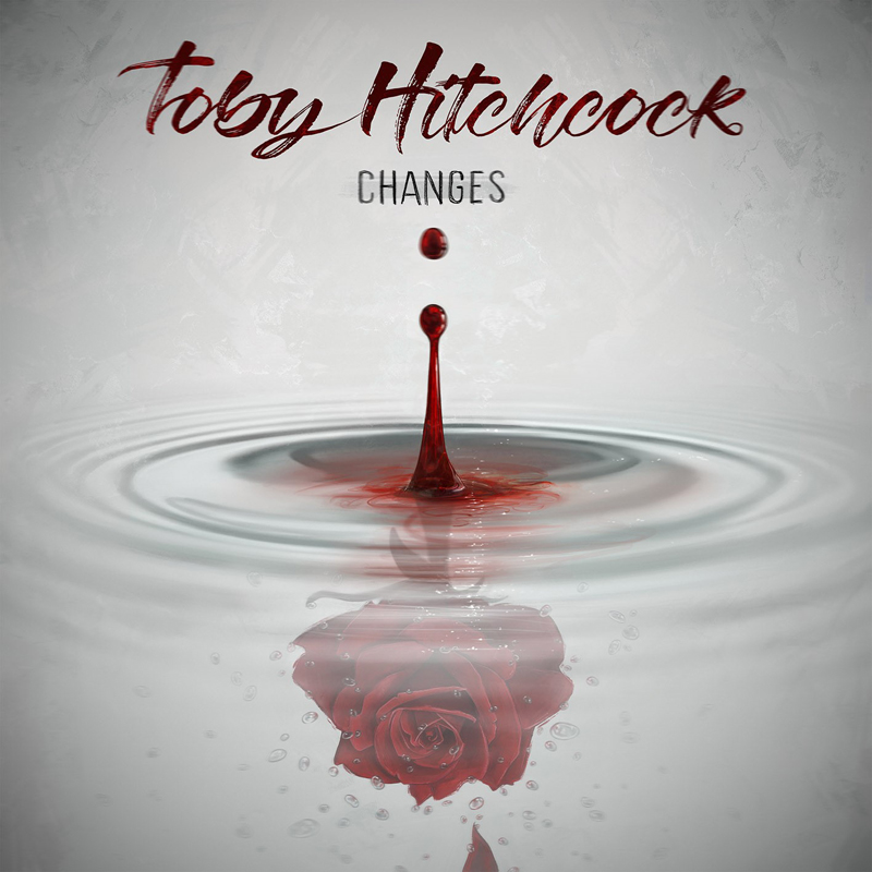 Das Albumcover "Changes" von Toby Hitchcock ist weiß. Man sieht unter einer Wasseroberfläche eine Rose und Tropfen. Darüber sieht man einen roten Tropfen.